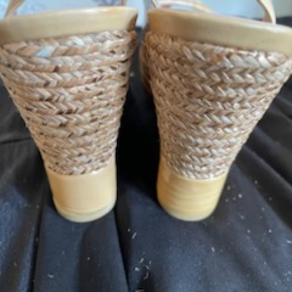 Stuart Weitzman Cream Tan Patent Leather Wedge - Size 7.5 - Picture 6 of 12